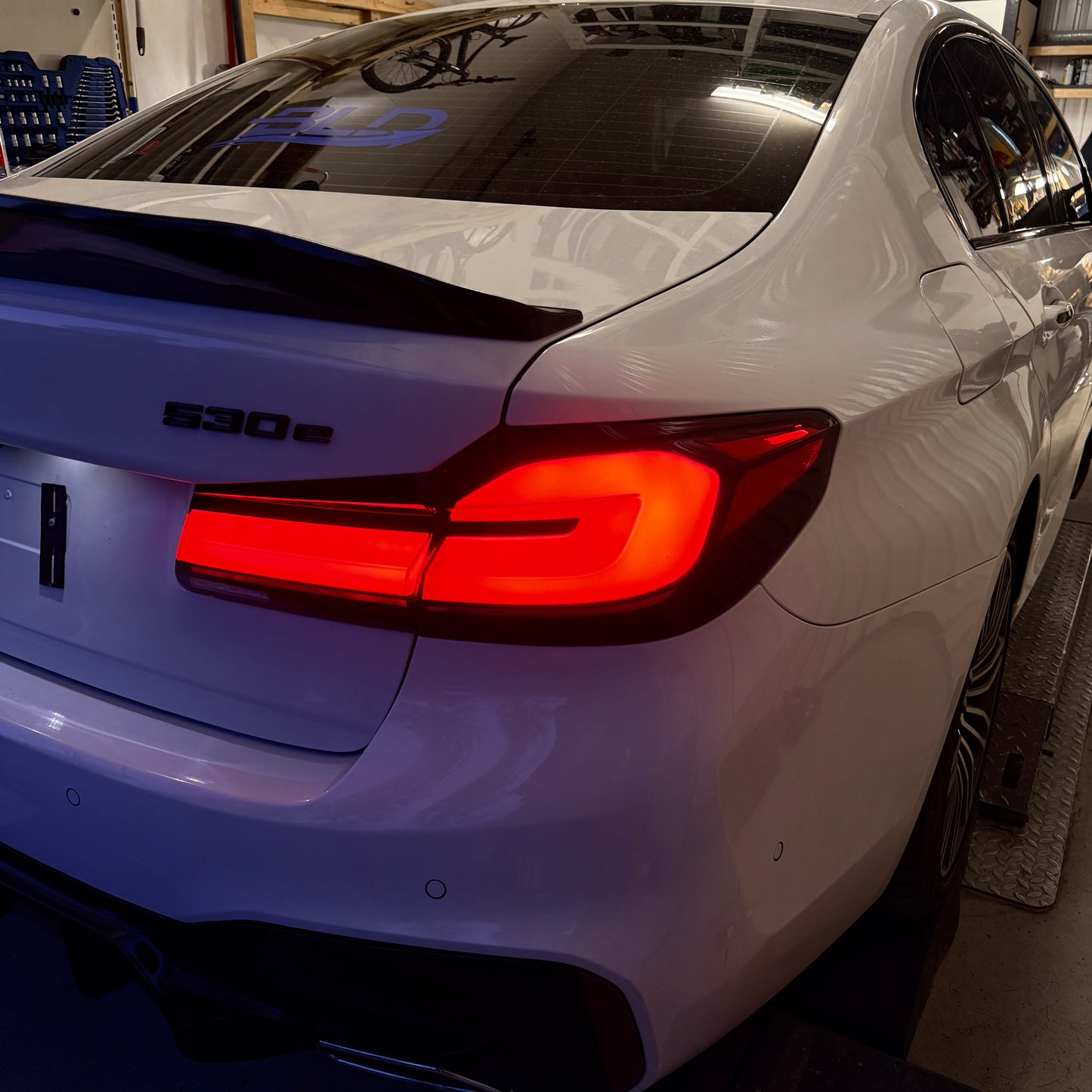 BMW G30/F90 LCI-look LED-takavalot (tummennetut)