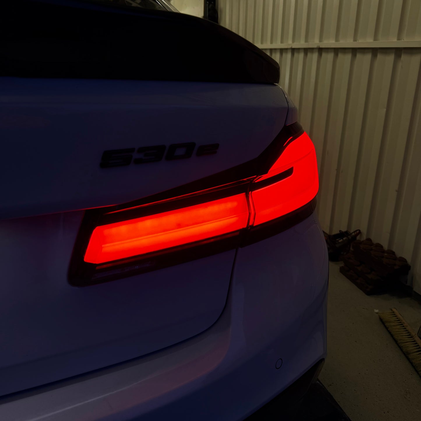 BMW G30/F90 LCI-look LED-takavalot (tummennetut)