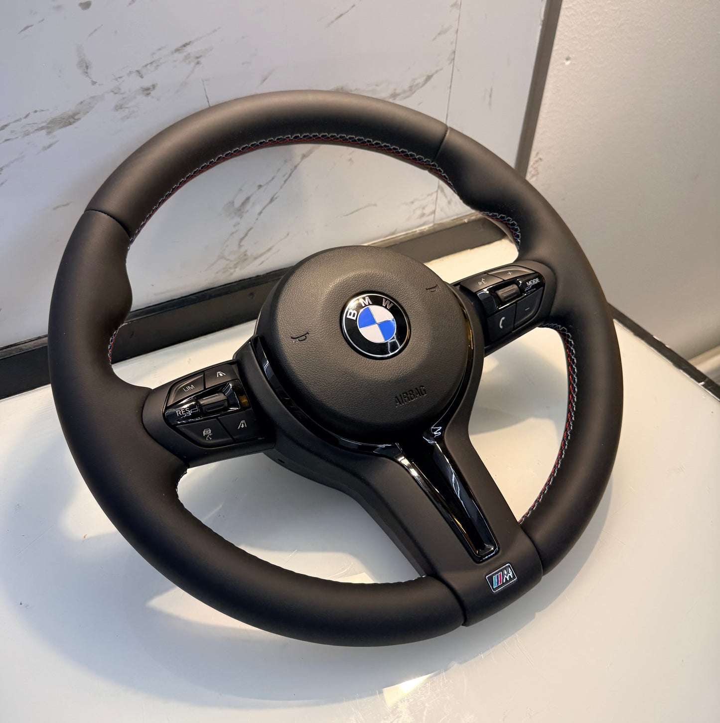 BMW F-sarjan M-tyylinen ohjauspyörä (musta)