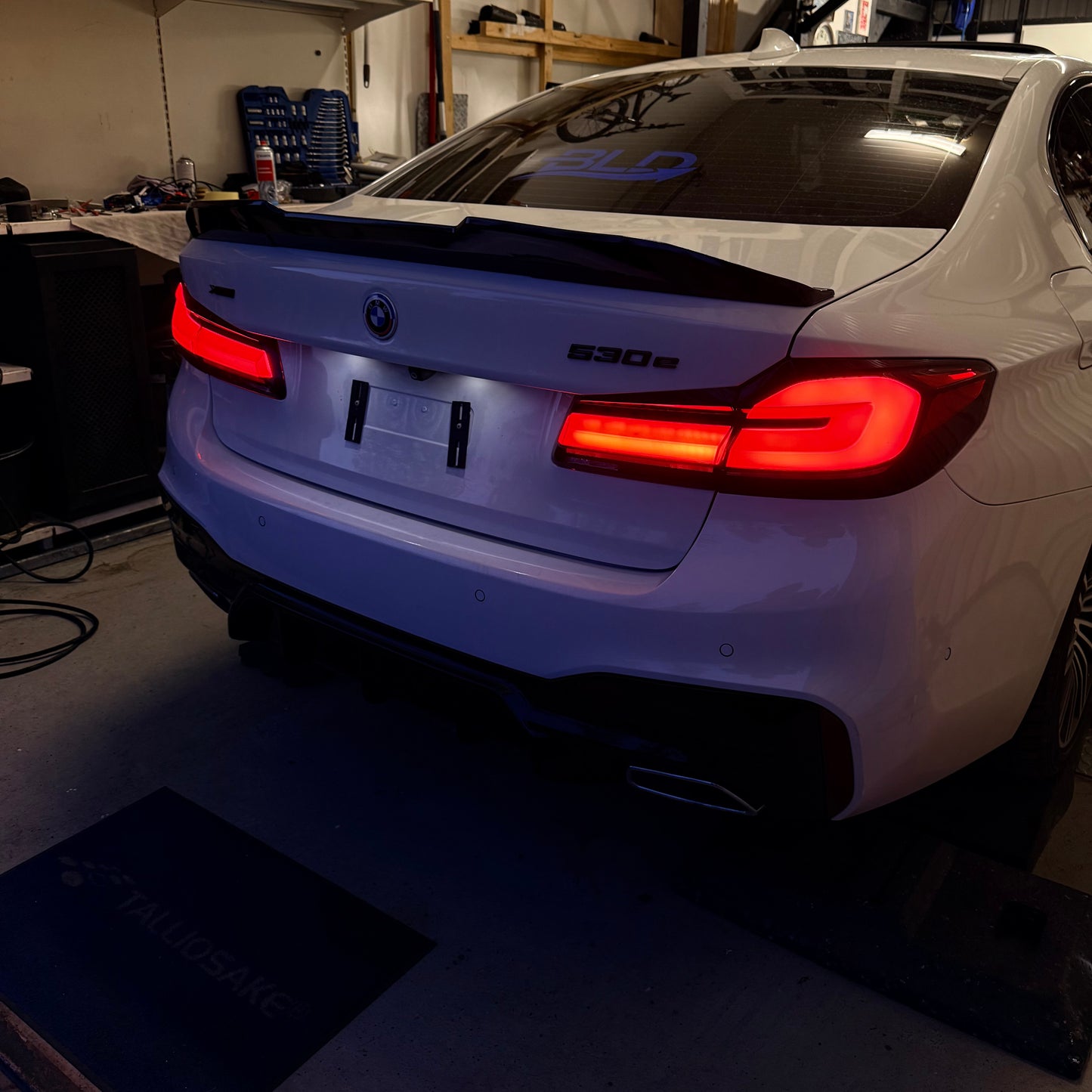 BMW G30/F90 LCI-look LED-takavalot (tummennetut)