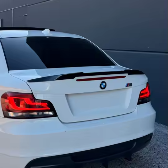BMW E82/E88 takaspoileri kiiltävän musta