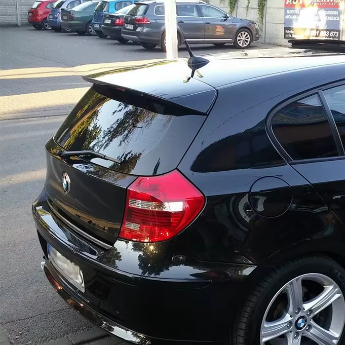 BMW E81/E87 takaspoileri kiiltävä musta